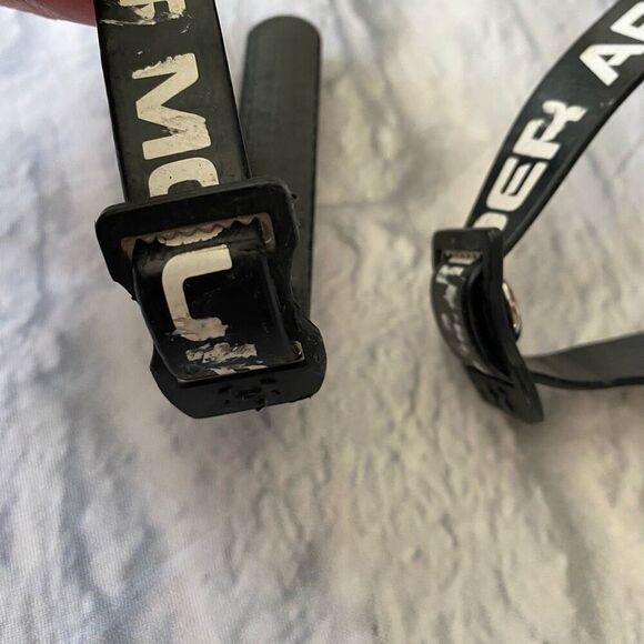 Under Armour men’s football chin strap and Large performance calf socks B&W - Picture 7 of 12